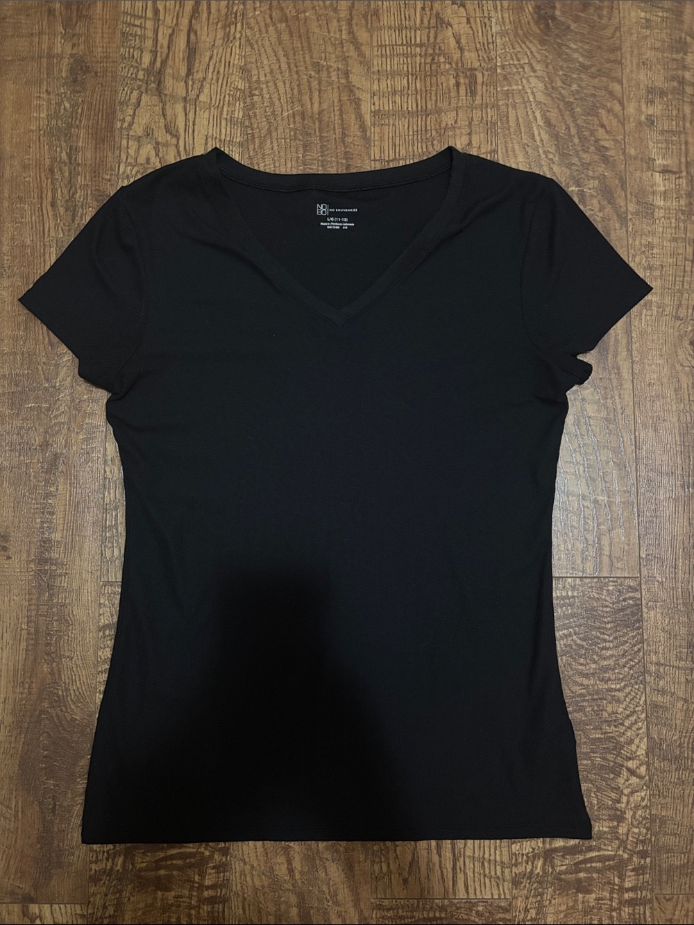 No Boundaries Women's Black V-Neck Short Sleeve Tee